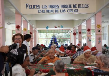 Desarrollo de la Comunidad realiza jornada de asistencia y almuerzo navideño en hogar de ancianos