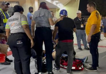 VIDEO: Mujer muere de un infarto en el estadio Quisqueya durante juego entre Licey y Águilas