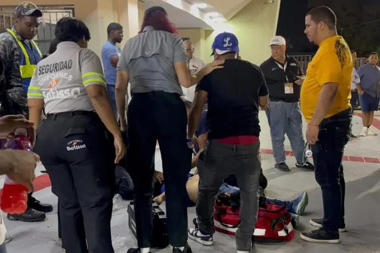 VIDEO: Mujer muere de un infarto en el estadio Quisqueya durante juego entre Licey y Águilas