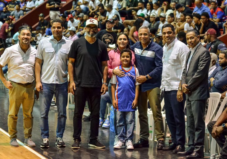 Kelvin Cruz entrega un millón de pesos para torneo de baloncesto superior del San Francisco de Macorís