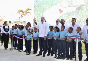 Presidente Abinader inaugura escuela básica, plazoleta y cancha deportiva en San Pedro de Macorís