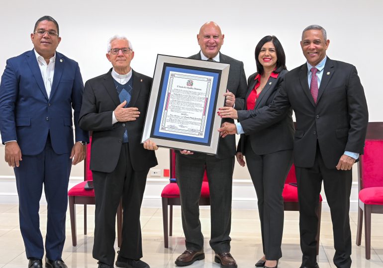 Senado reconoce a cuatro personalidades destacadas por su trayectoria de servicio en favor de la sociedad dominicana