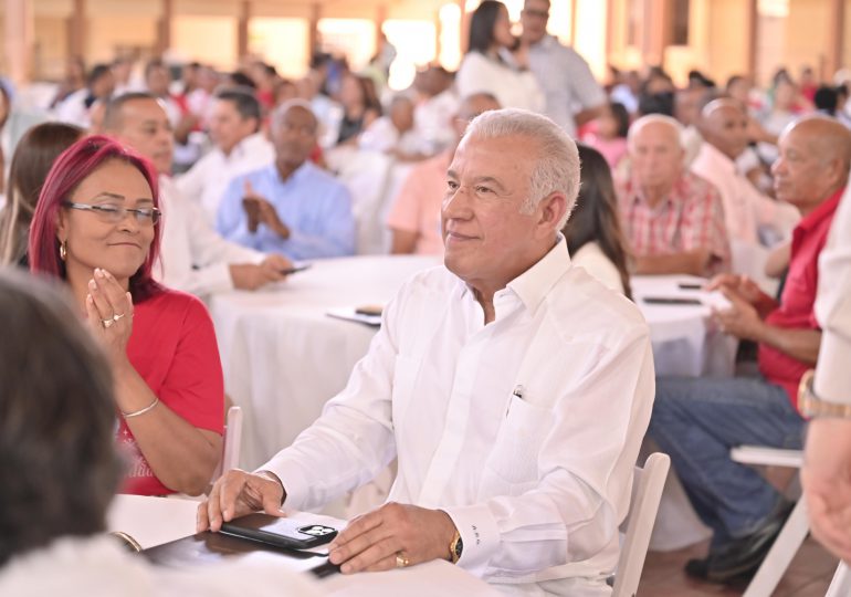 Andrés Bautista encabeza almuerzo navideño junto a sociedad civil de María Trinidad Sánchez y Samaná