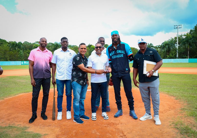 Víctor Pichardo recibe reconocimiento en "Juegos de Grandes Ligas" en Monte Plata