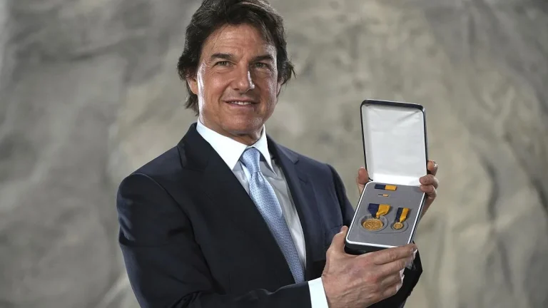 Tom Cruise recibió el premio a los EEUU, máximo honor civil de la Marina