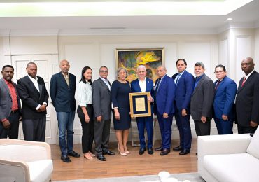 Presidente del Senado recibe reconocimiento de la Fundación Enlace Frontera