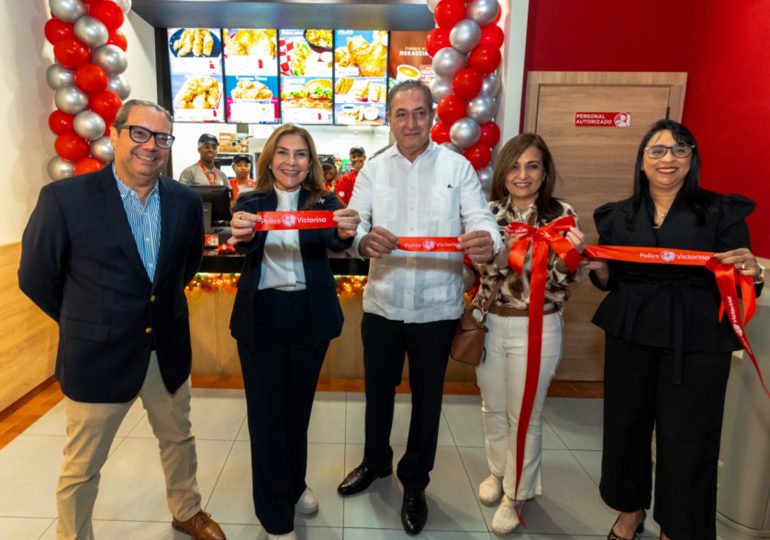 Pollos Victorina celebra la dominicanidad con su apertura en la icónica calle El Conde de la Zona Colonial