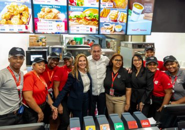 Pollos Victorina celebra la dominicanidad con su apertura en la icónica calle El Conde de la Zona Colonial