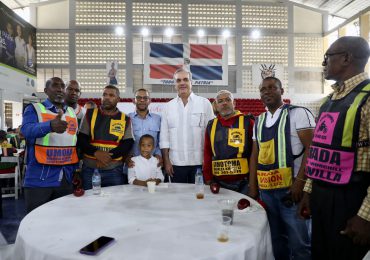 Abinader sostiene almuerzo navideño con motoconchistas y reitera apoyo para seguir elevando su calidad de vida