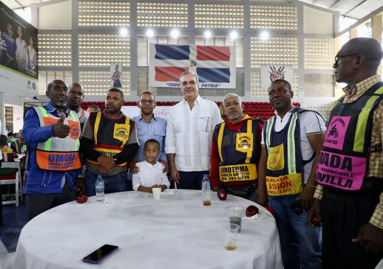 Abinader sostiene almuerzo navideño con motoconchistas y reitera apoyo para seguir elevando su calidad de vida