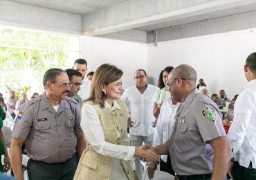 Vicepresidenta Raquel Peña comparte almuerzo navideño con policías en Santiago