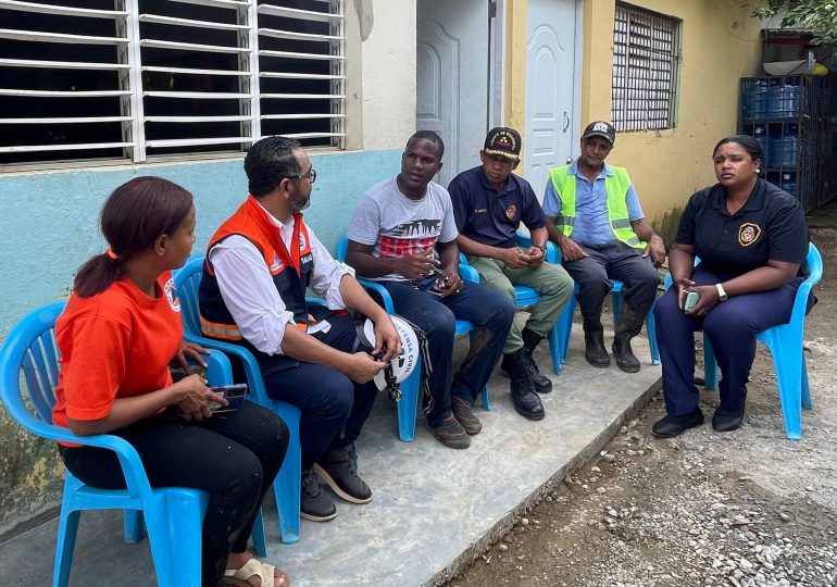 Director de la Defensa Civil supervisa búsqueda de persona desaparecida en Los Botados, Monte Plata