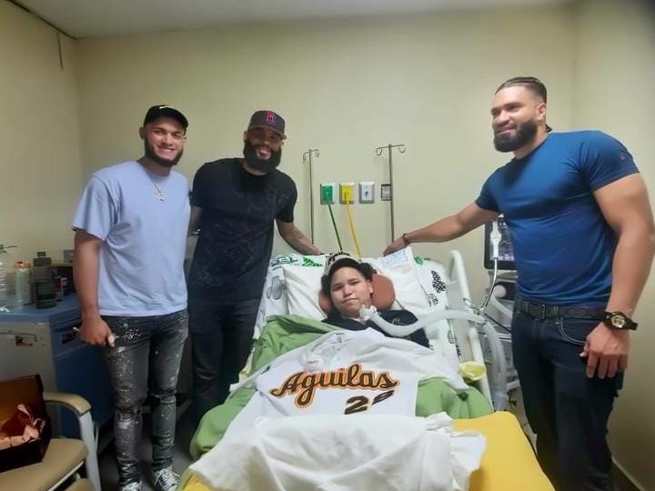 Jugadores de Águilas visitan niño que padece de distrofia muscular en hospital Dr. Arturo Grullón