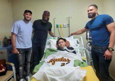 Jugadores de Águilas visitan niño que padece de distrofia muscular en hospital Dr. Arturo Grullón