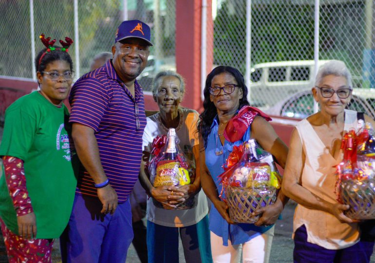 Celebran tradicional cena de fin de año con envejecientes de Villa Francisca