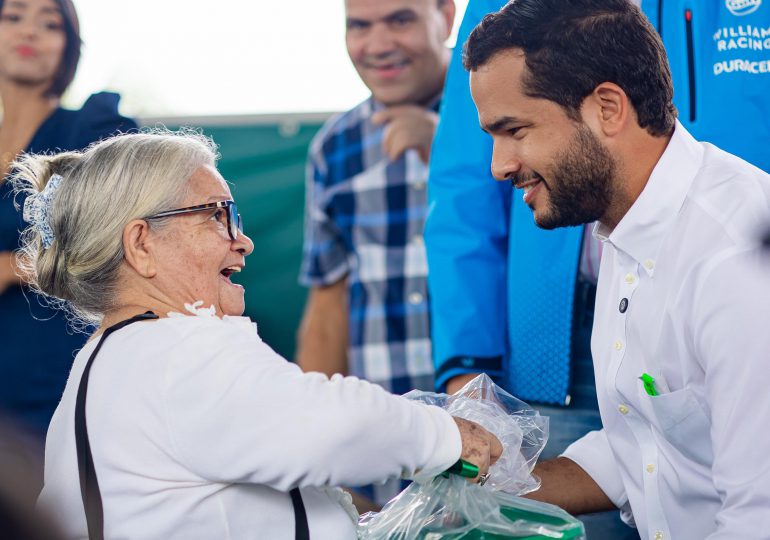 Omar Fernández entrega 12,000 kits de alimentos para familias vulnerables