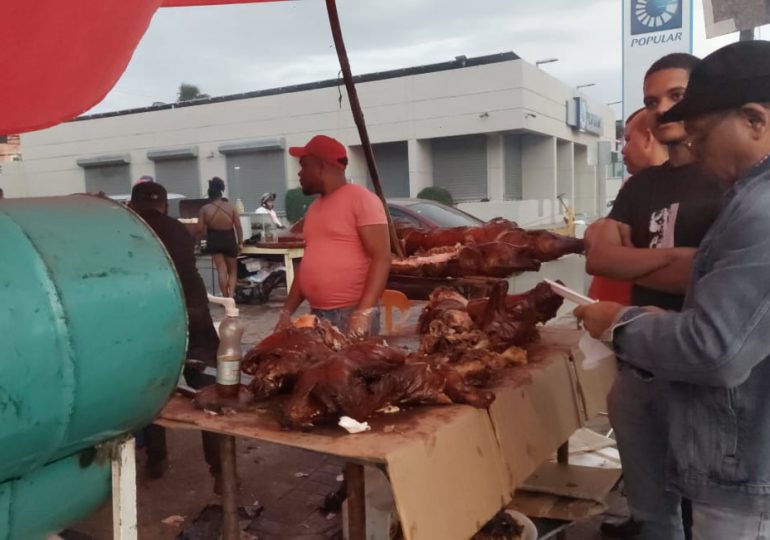 Vendedores de cerdo horneado aseguran la concurrencia está tímida, pero se está vendiendo