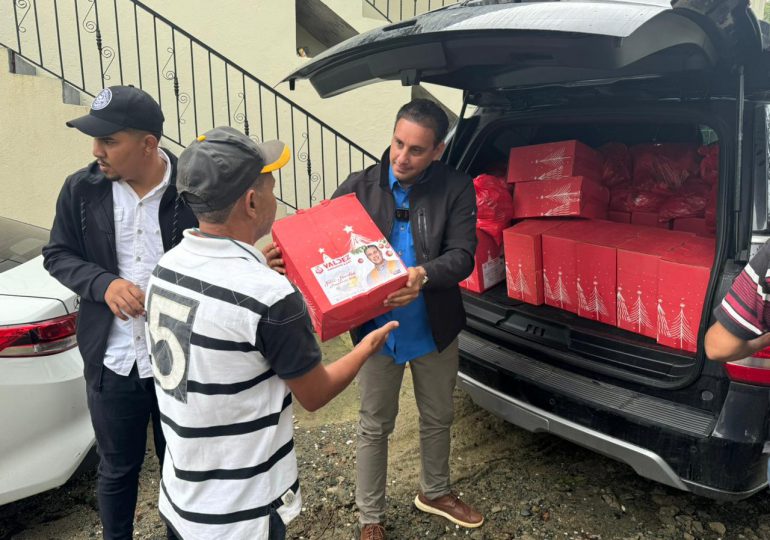 Luis Valdez entrega cajas navideñas a familias vulnerables de Jarabacoa