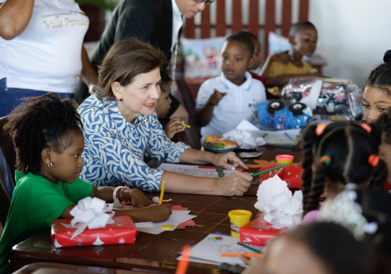 La alegría y esperanza llega a San Pedro de Macorís; Raquel Peña entrega juguetes y comparte con niños