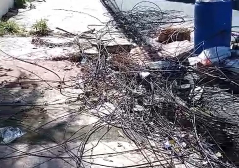 EDEEste aclara cables y poste en zona de Gascue no pertenecen a la red eléctrica