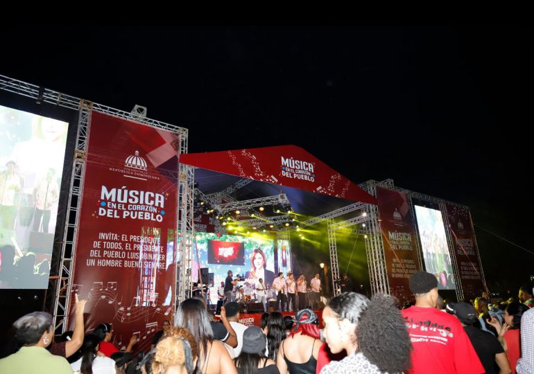 Gran celebración en el Parque Eugenio María de Hostos reúne a miles con música, cena y respaldo masivo