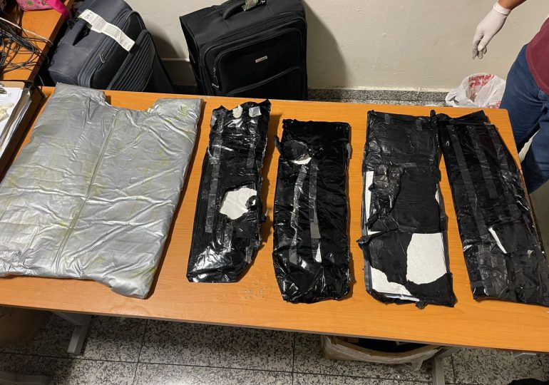 Ocupan cinco paquetes de presunta cocaína en doble fondo de varias maletas; arrestan tres extranjeros