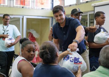 Raymond Rodríguez entrega 6 mil kits alimenticios a familias del Distrito Nacional para cenas de fin de año