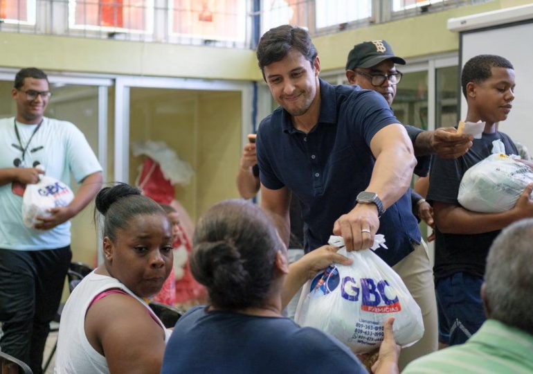 Raymond Rodríguez entrega 6 mil kits alimenticios a familias del Distrito Nacional para cenas de fin de año