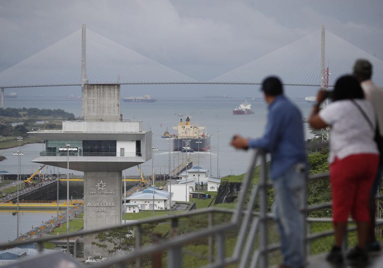 Trump amenaza con exigir la devolución del Canal de Panamá al quejarse de las tarifas