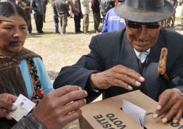 Bolivianos votan con desconfianza por altos jueces en una elección atípica