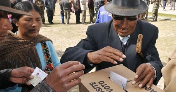 Bolivianos votan con desconfianza por altos jueces en una elección atípica