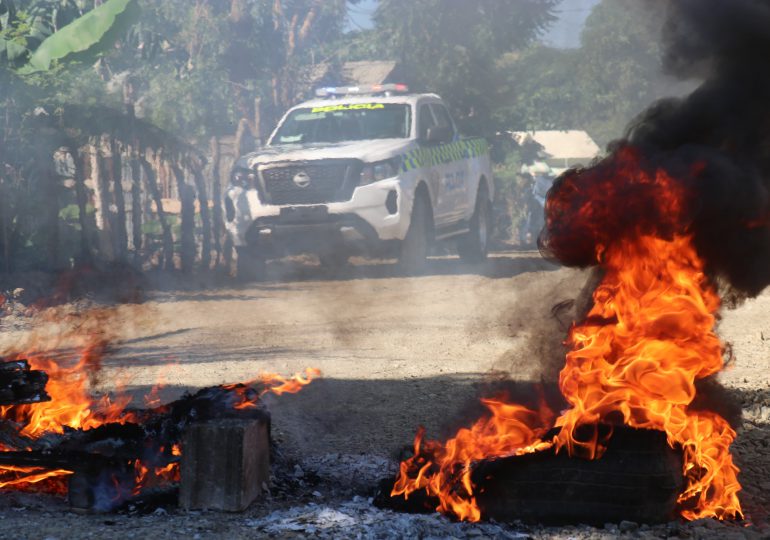 Protestan en sector de Dajabón para exigir acondicionamiento de calles.