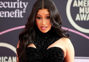 Video: Cardi B deslumbra en la apertura de la nueva tienda de Kim Kardashian en Nueva York