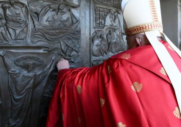 El Papa Francisco abre una "Puerta Santa" en la cárcel de Roma para el Jubileo Católico