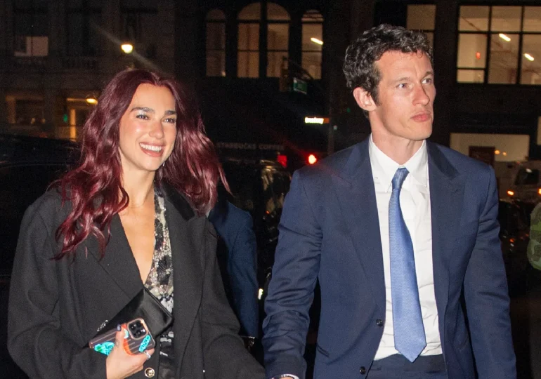 Dua Lipa ¿Comprometida con su novio Callum Turner?