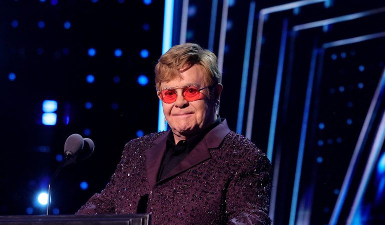 Elton John admite que no puede ver su nuevo musical tras haber perdido "visión"