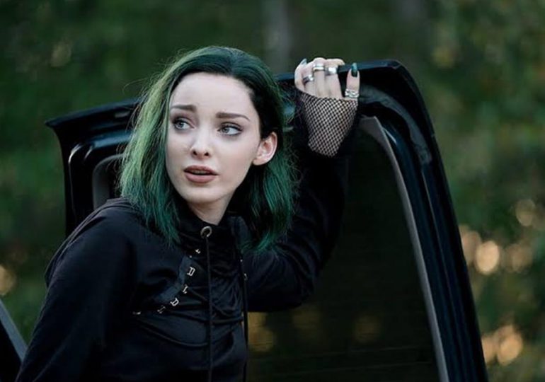 La estrella de ‘Oppenheimer’, Emma Dumont, se declaró transmasculina no binaria