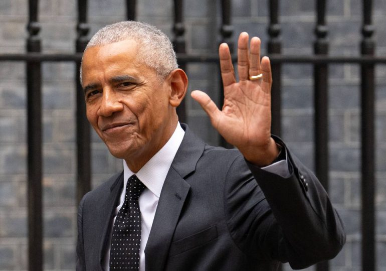 Barack Obama comparte su playlist de 2024 e incluye a Karol G