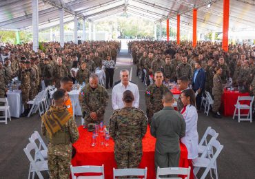 Presidente Abinader almuerza con miembros del ERD y PN