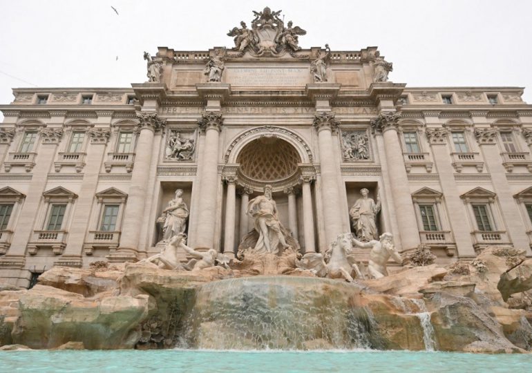 La fuente de Trevi en Roma reabre después de varias semanas de limpieza