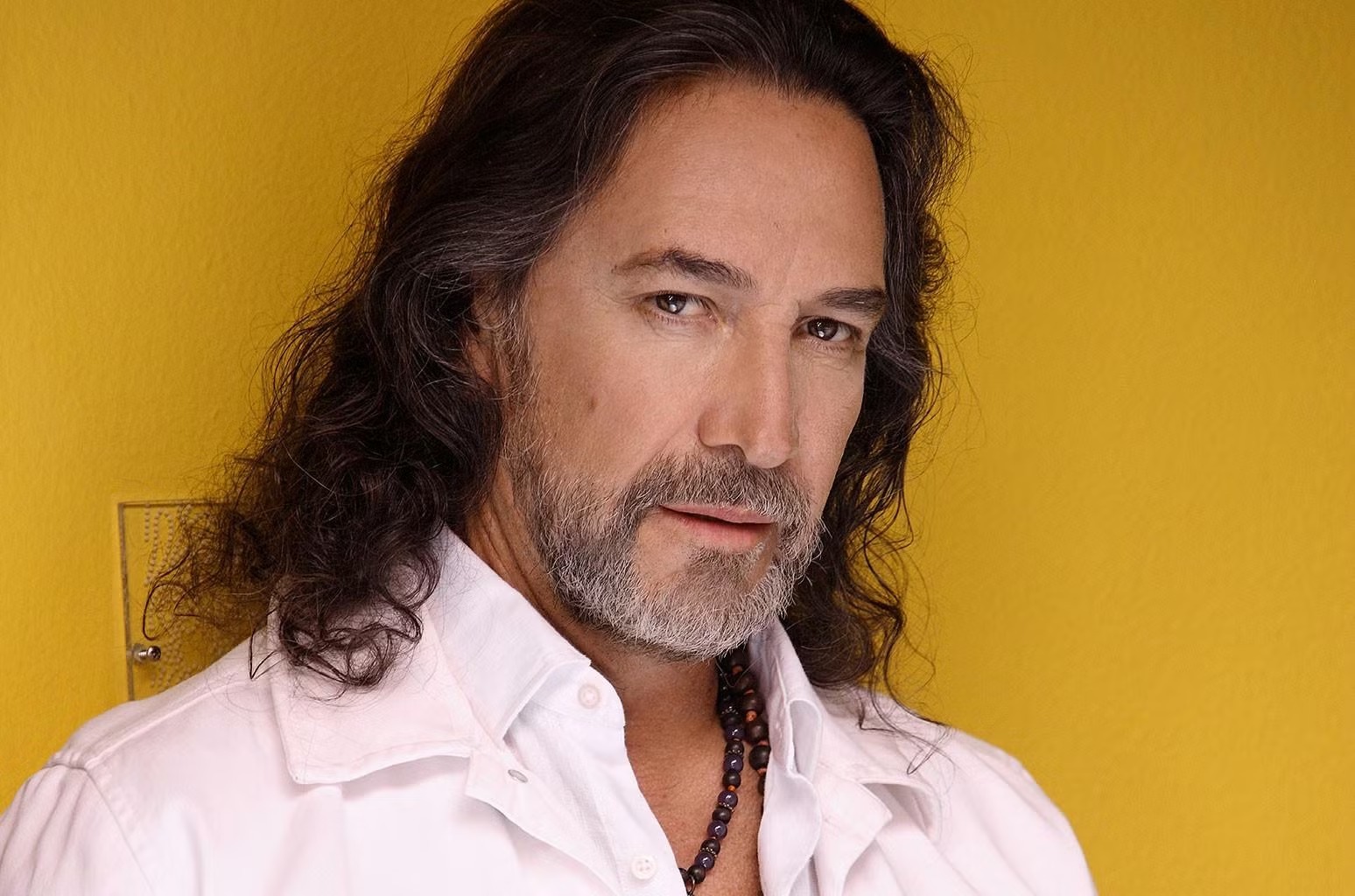 Marco Antonio Solís anuncia su nuevo espectáculo Más Cerca de Ti Tour