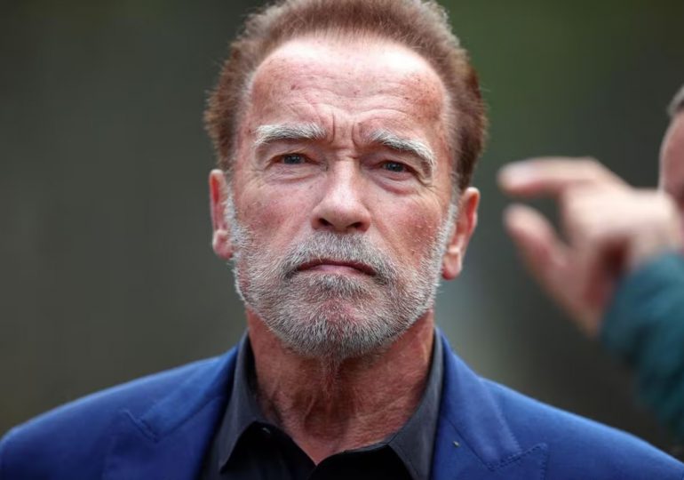 Arnold Schwarzenegger sorprende a fanáticos durante el rodaje de su película navideña en Nueva York