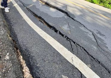 Restringe circulación de vehículos pesados en tramo Samaná-Las Galeras por daños en la vía