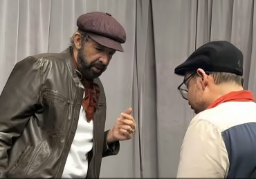 Video: Bibliotecario sorprende a Juan Luis Guerra por un libro que no devolvió hace 30 años