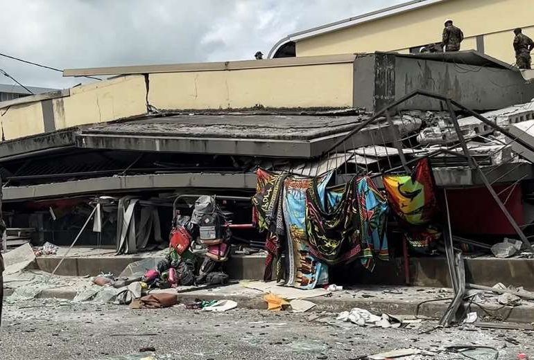 Potente sismo derriba edificios en Vanuatu, un testigo reporta cadáveres en la calle