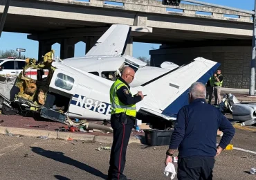 VIDEO: Avioneta se estrella en carretera de Texas y deja cuatro heridos