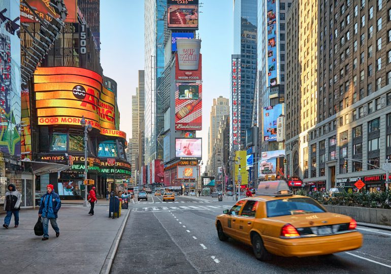 Los números gigantes del "2025" llegan a Times Square, anticipando la gran celebración de Año Nuevo