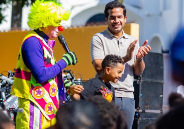 Omar Fernández lleva felicidad y juguetes a niños en día de Reyes