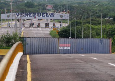 Venezuela cierra la frontera terrestre y suspende los vuelos con Colombia