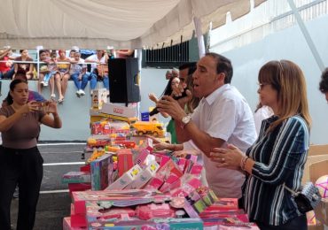 Dr. Cruz Jiminian entrega regalos a los niños por el Día de los Reyes